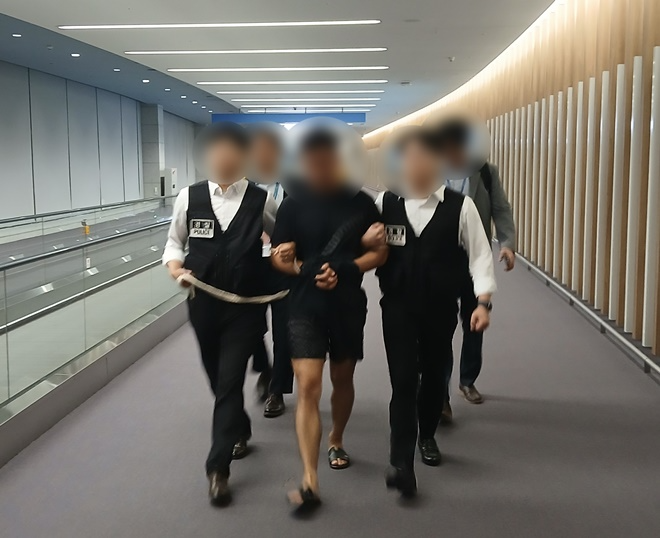 총 380억원 이상을 편취한 해킹 조직의 총책을 8월 22일 태국에서 4개월 만에 송환하는 모습.(사진제공=법무부)