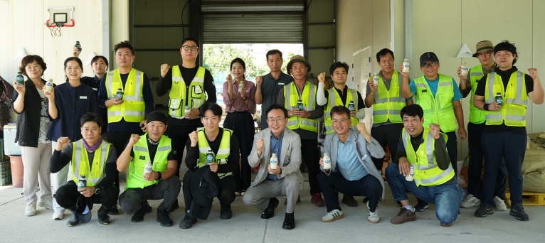 윤병태 시장(앞줄 오른쪽 세 번째)이 지난 21일 남부권역 환경미화원 대기소에서 청렴 간담회를 진행하고 단체 기념사진을 촬영하고 있다