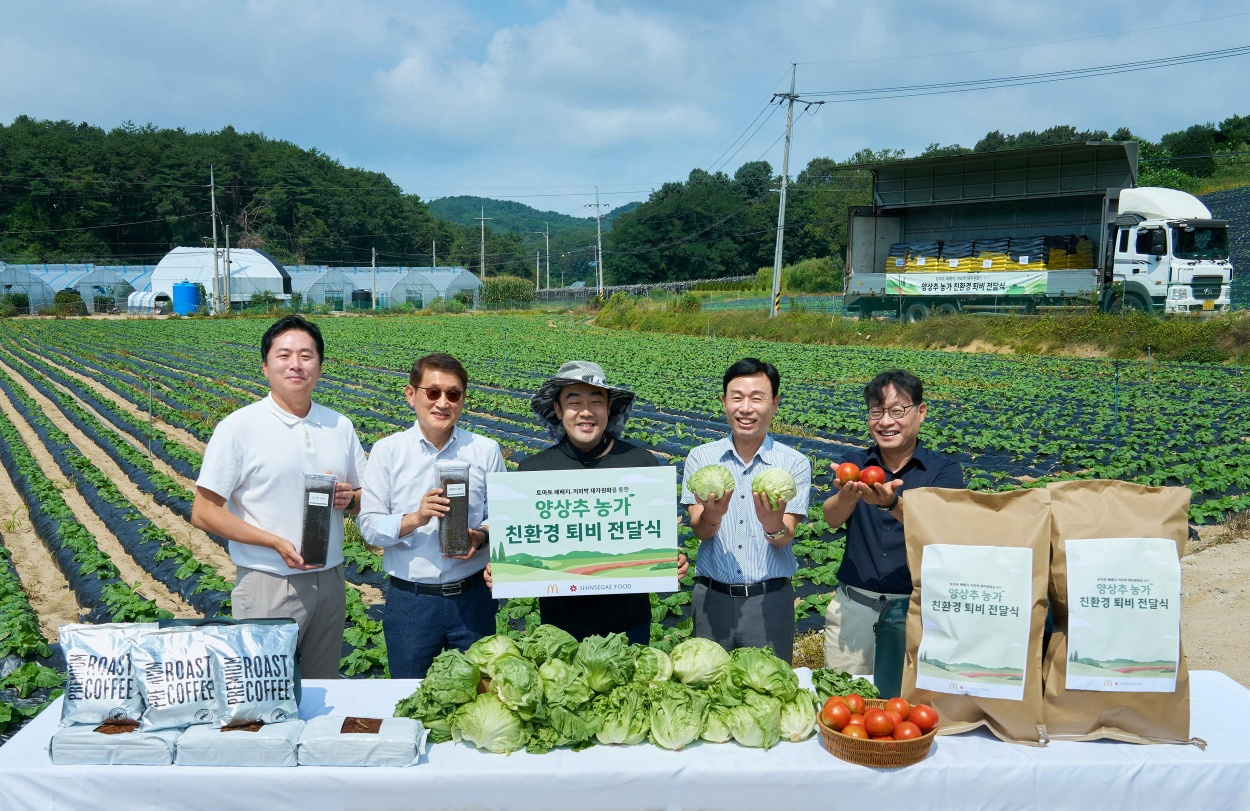 한국맥도날드, 양상추 농장에 폐배지 재활용 친환경 비료 전달