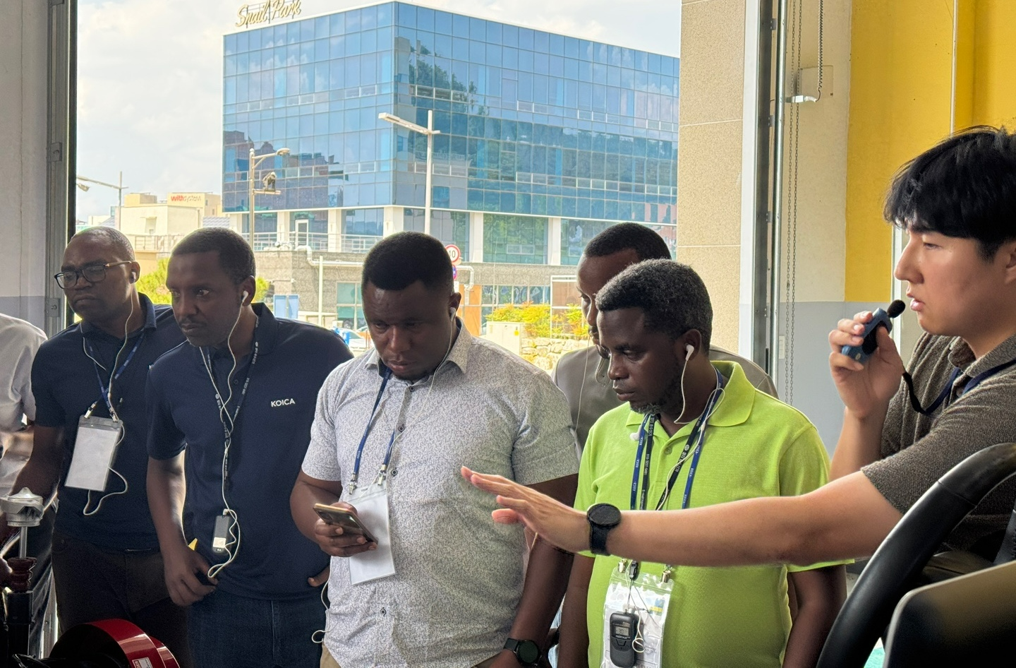 한국교통안전공단(TS)은 8월 22일 TS 첨단자동차검사연구센터(KAVIC, 경북 김천)에서 르완다 정부관계자들을 초청하여 전기차(EV) 검사·운영관리 기술을 시연하고 그린 모빌리티 분야 교류·협력 방안을 논의했다.(사진=TS)