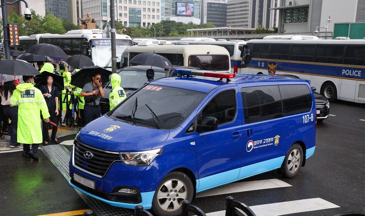 김건희 여사 탑승 호송차, 특검 도착(사진=연합뉴스)