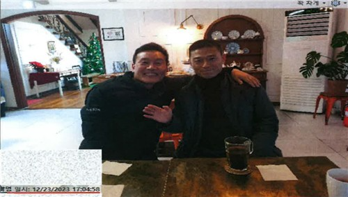 송호종 씨와 임성근 전 해병대 1사단장이 어깨동무한 사진(사진=연합뉴스)