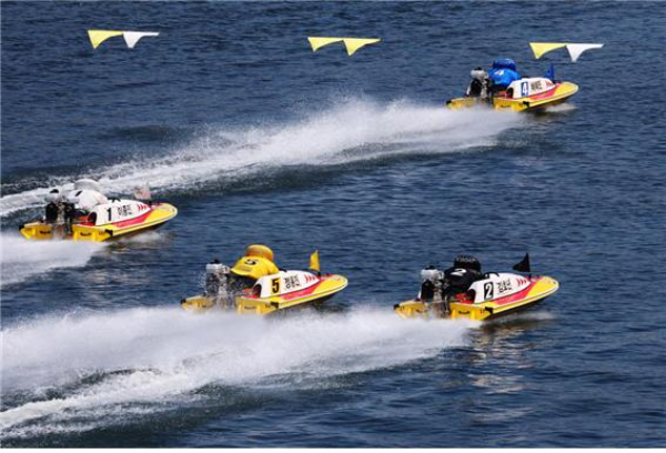 미사경정장에서 모터보트에 탄 선수들이 수면 위를 질주하고 있다.(사진=국민체육진흥공단)