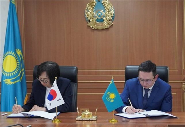 카자흐스탄 대법원과의 양해각서 서명식(사진=연합뉴스)