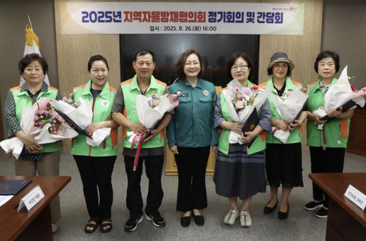 8월 26일, 박희영 용산구청장이 신규 단장, 동대표 위촉장 수여 및 우수 단원 표창 수여 후 기념촬영을 하고 있다