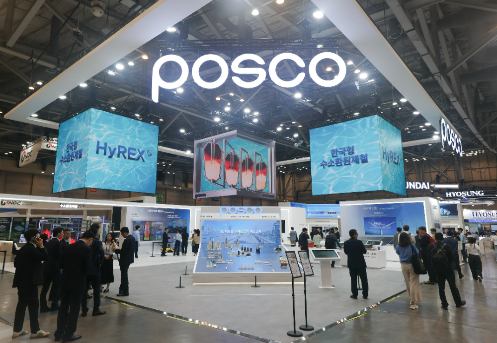 27일 개막한 ‘2025 기후산업국제박람회’에서 관람객들이 포스코그룹 통합 전시관을 둘러보고 있다.(사진=포스코그룹)