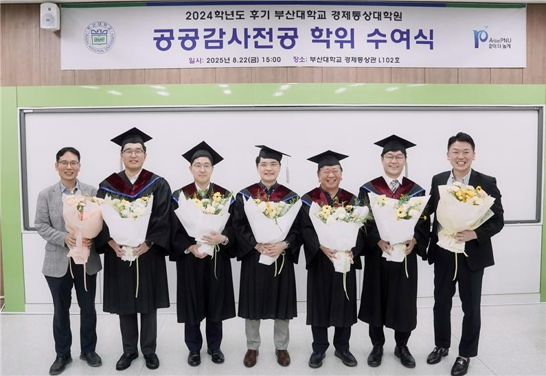 (왼쪽 세번째) 김용선 감사기획팀장.(사진=주택도시보증공사)