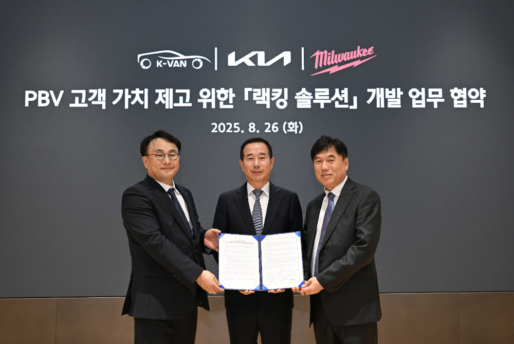 (왼쪽부터) 케이밴 정의근 대표이사, 기아 국내사업본부장 정원정 부사장, 밀워키 코리아 박용범 대표이사.(사진=기아)