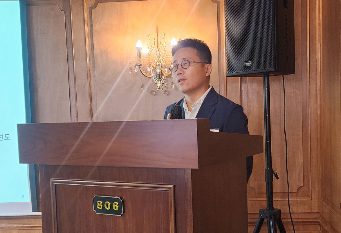 파두 이지효 대표가 창립 10주년을 맞아 열린 기자간담회에서 글로벌 빅테크 중심의 AI 시장 선도를 주제로 파두2.0 비전을 제시하고 있다. 사진=파두