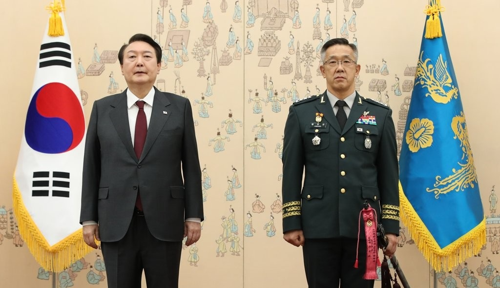 황유성 국군방첩사령관(왼쪽)과 기념촬영하는 윤 대통령(사진=연합뉴스)