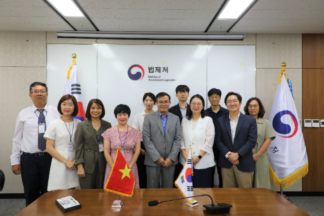 지난 26일, 베트남 법률전략과학연구소(Institute for Legal Strategy and Science, Ministry of Justice of Viet Nam) 방문단이 법제처를 방문한 모습. (사진=법제처)