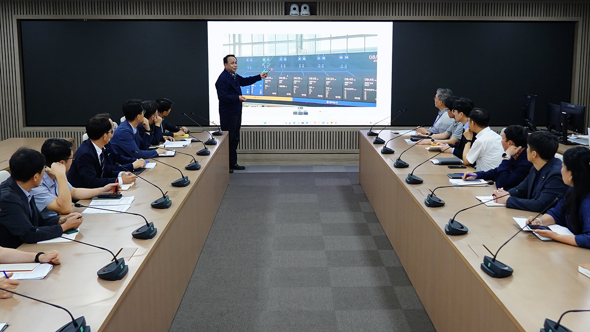 (가운데) 정정래 사장직무대행.(사진=코레일)