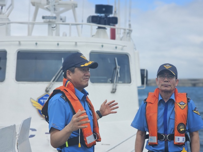울산해양경찰서 안철준 서장이 함정을 타고 해상 치안현장 점검을 하고 있다.(사진제공=울산해경)