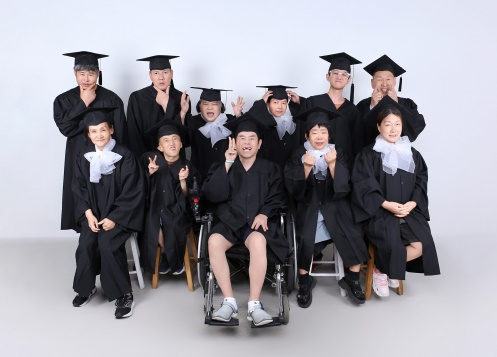 중학학력인정 문해 기본교육과정 2기 졸업생, 초등학력인정 문해 기본교육과정 5기 졸업생 모습.(제공=대구질라라비장애인야학)