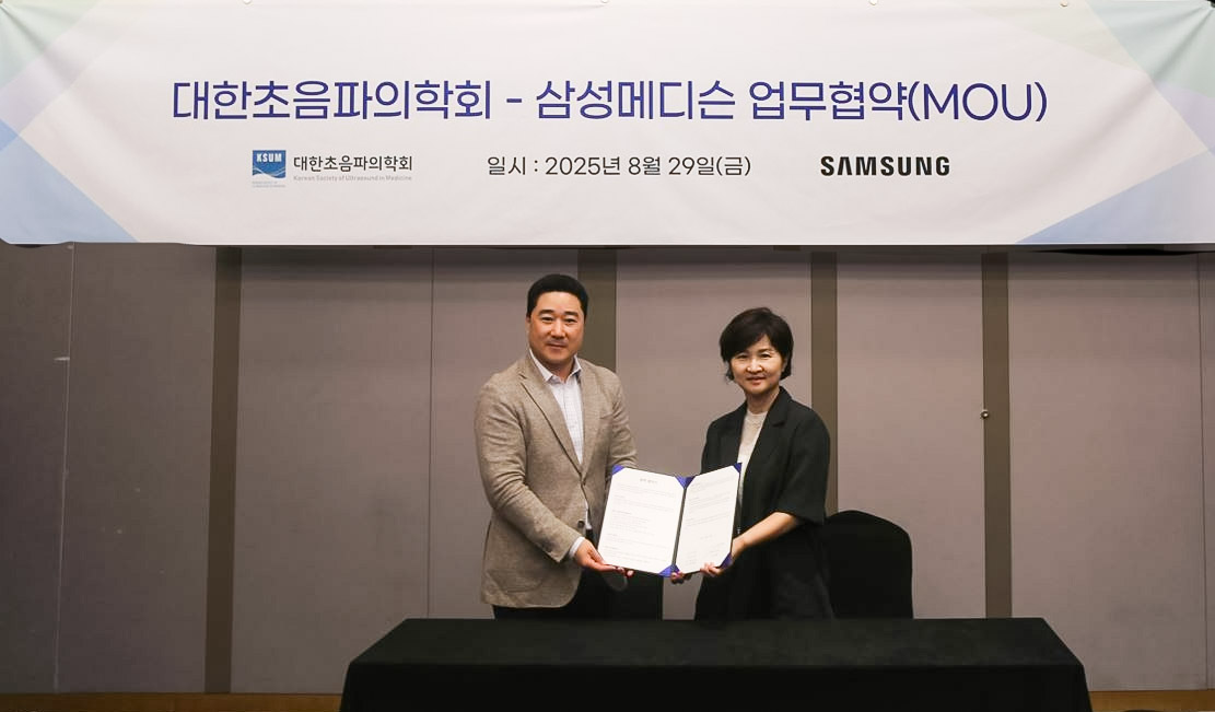 왼쪽부터 삼성메디슨 유규태 대표, 대한초음파의학회 한부경 회장. 사진=삼성메디슨