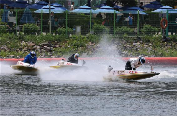 미사경정장에서 선수들이 턴마크를 돌며 경합을 벌이고 있다.(사진=국민체육진흥공단)