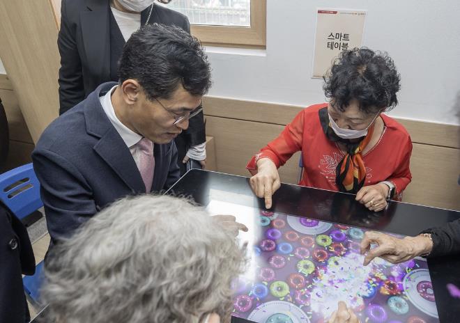어르신들과 스마트테이블 프로그램을 체험하고 있는 이기재양천구청장