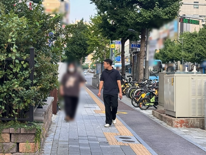 퇴근길에 실종자를 발견해 지구대로 동행하고 있는 심성민 경사.(사진제공=부산경찰청)