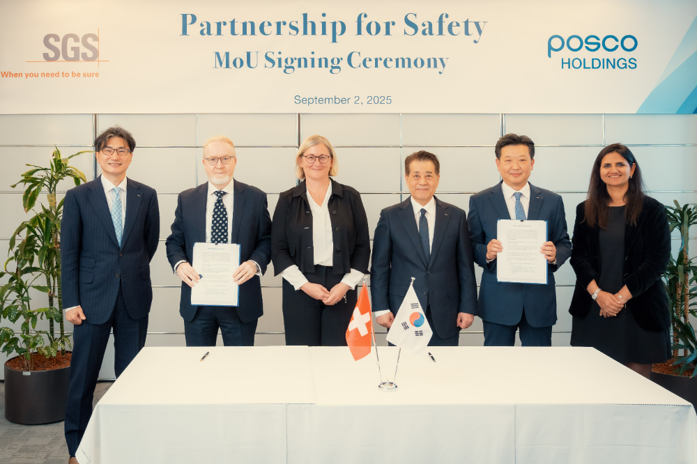 (왼쪽 두번째부터) SGS 말콤 리드(Malcolm Reid) 유럽 총괄, 마르타 블라치코바(Marta Vlatohkova) CFO, 포스코그룹 장인화 회장.(사진=포스코그룹)