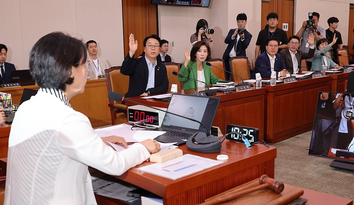 법사위서 의사진행 발언 요청하는 국민의힘 의원들(사진=연합뉴스)