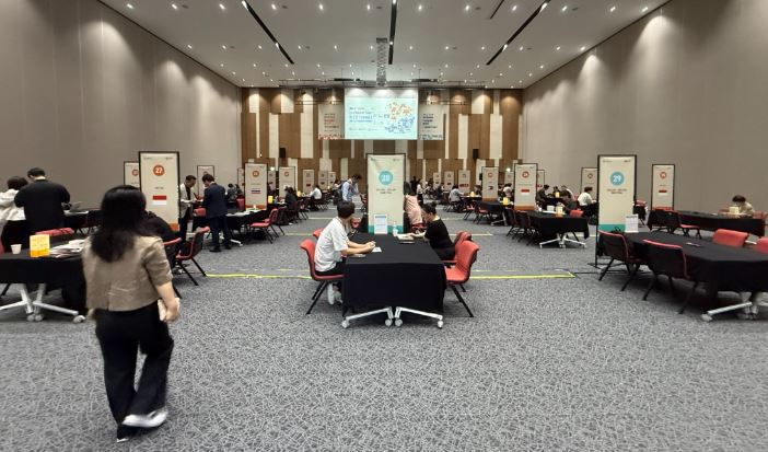 9개국 29명 바이어-국내셀러들이 1:1 B2B 상담이 진행되고 있다.