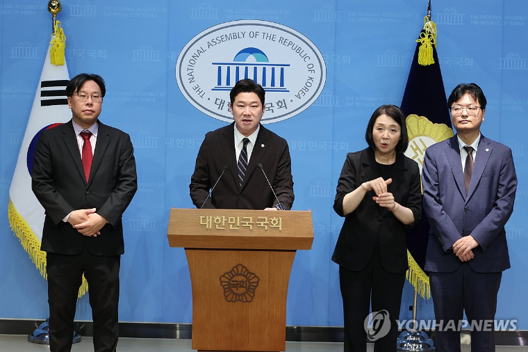 진종오 (가운데) 국회의원 (사진=연합뉴스)