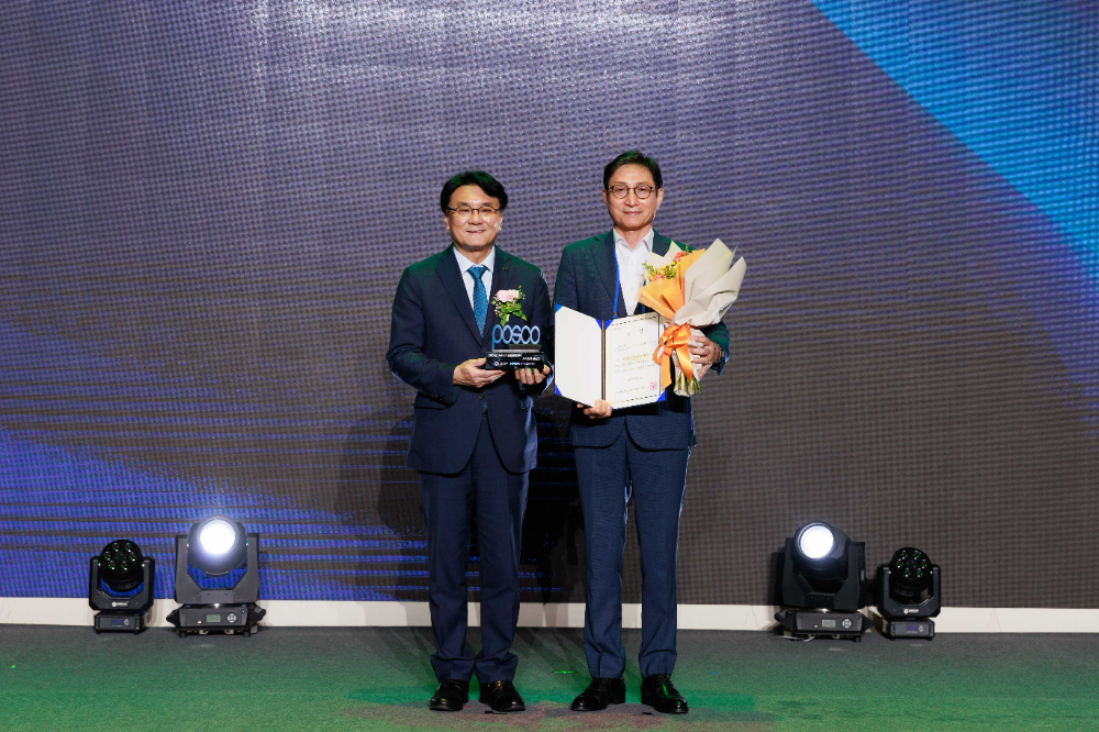 (왼쪽부터) 한국산업인력공단 이우영 이사장, 포스코 신경철 경영지원본부장.(사진=포스코)