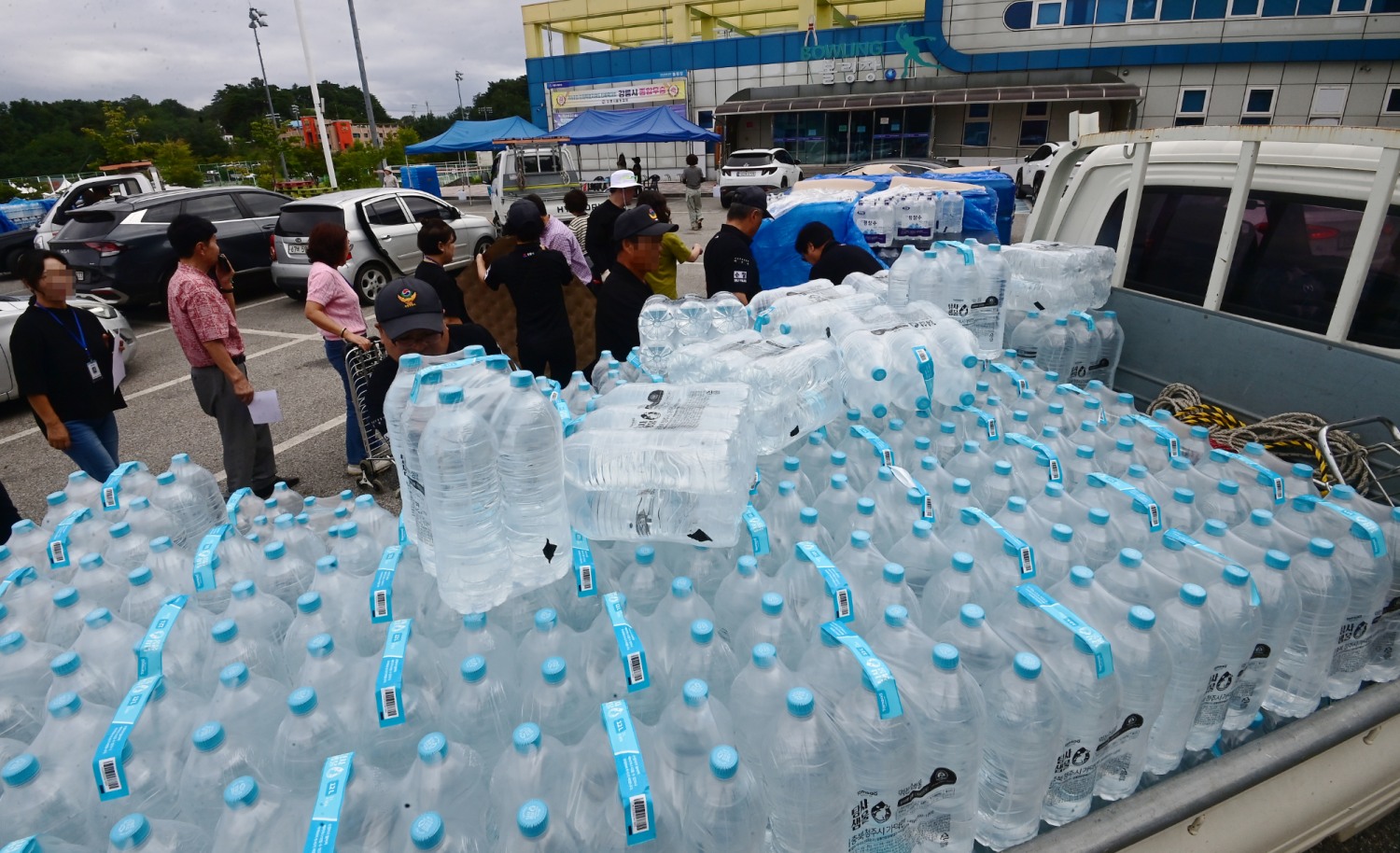 5일 강원 강릉시 강남동 강남축구공원에서 주민들에게 생수를 나눠주고 있다. 사진=연합뉴스