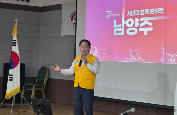 주광덕 시장이 ‘2025년 적십자봉사회 재난대응 역량강화 워크숍에 참석하여“적십자봉사회는 그동안 지역사회 재난 대응의 든든한 버팀목 역할을 해왔다”고 말하고 있다.