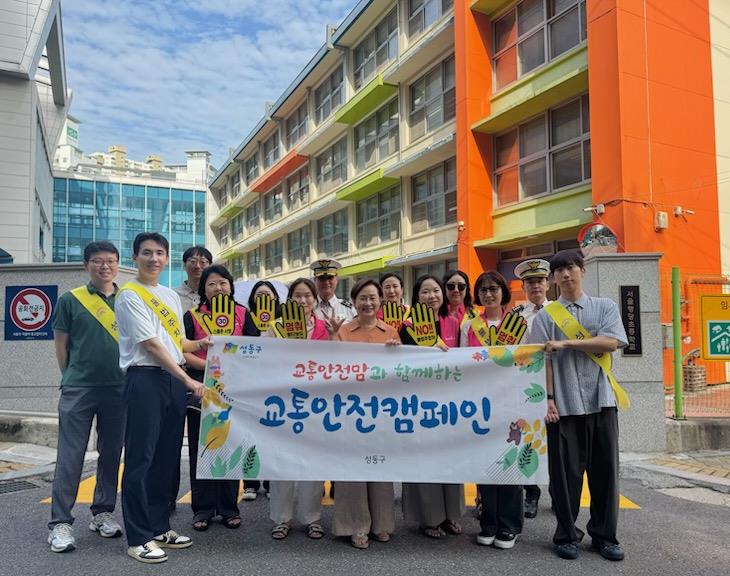 교통안전캠페인 실시하는 모습