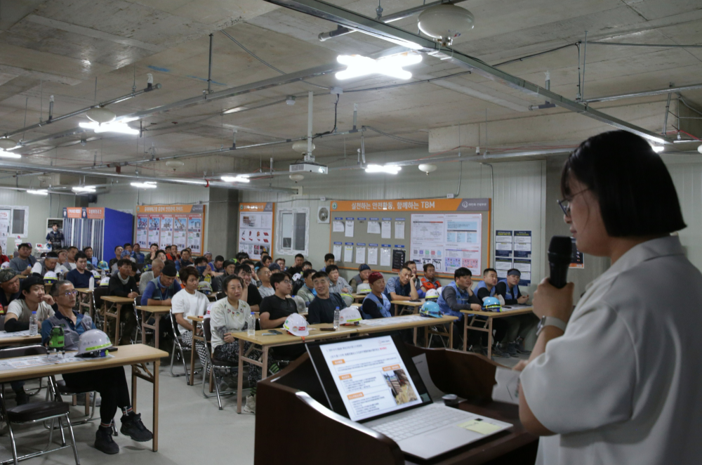 외국인 근로자들이 외국인 안전문화 지도사의 강의를 경청하고 있다.(사진=한화 건설부문)