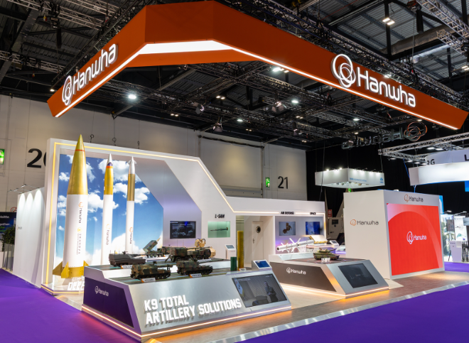 영국 런던에서 9~12일 진행되는 글로벌 방산 전시회 DSEI에 참가한 한화 전시관에 K9 자주포, 천무 유도탄, 모듈화 장약(MCS) 등 유럽 전장환경에 최적화된 제품들이 전시돼 있다. 사진=한화에어로스페이스