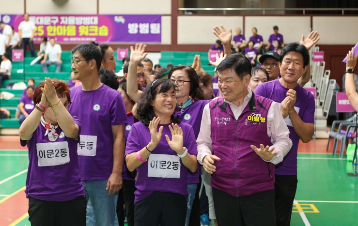 동대문구 자율방범대 한마음 워크숍에 참석한 이필형 동대문구청장이 대원들과 담소를 나누고 있다