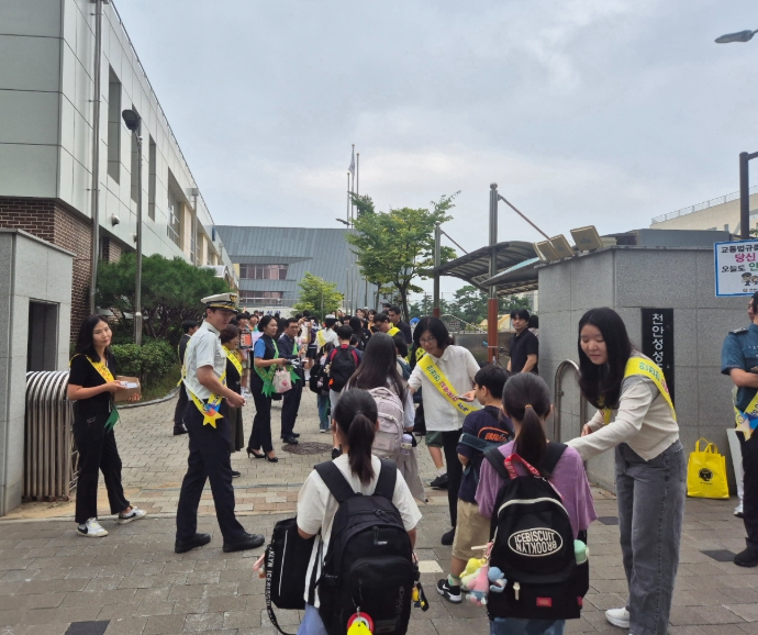 천안시는 지난 9일 천안성성초등학교 일원에서 ‘아이 먼저 교통 안전 캠페인’을 실시했다.