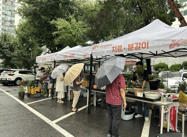 도봉구민이 도봉구 지역 내 한 아파트에 마련된 ‘찾아가는 반려식물 클리닉’에서 상담을 받고 있다.