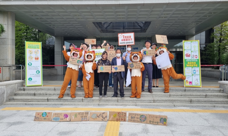 충주시 출근길 손수건 사용 캠페인 전개(시청 정문에서 캠페인 전개)