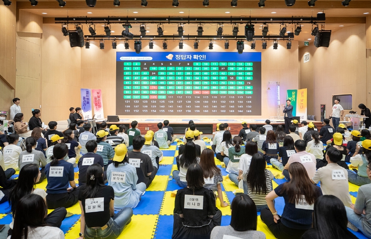 양천구 직원들이 ‘도전! 청렴 골든벨’에서 청렴 퀴즈를 풀고 있다.