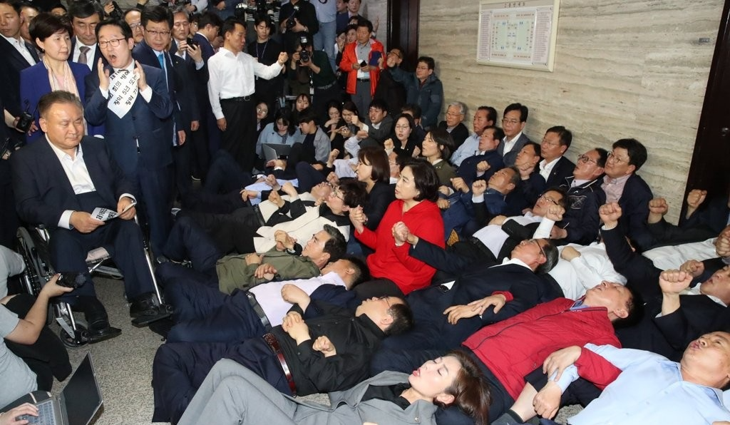 2019년 4월 26일 당시 국회 회의실 앞에 드러누워 진입 막는 자유한국당 의원과 보좌진(사진=연합뉴스)