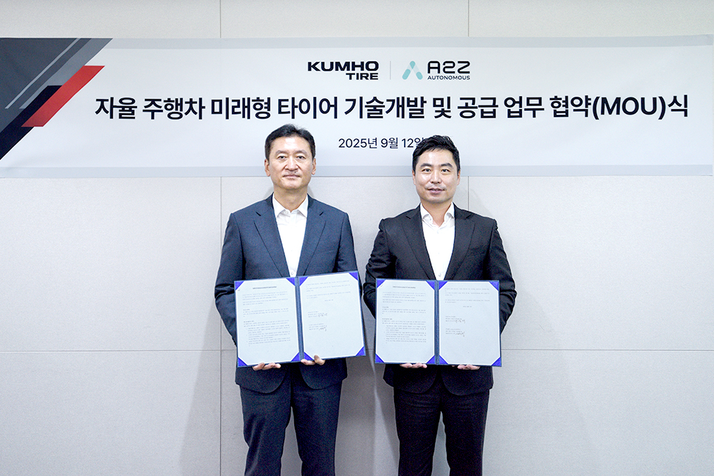 12일 서울 광화문에 위치한 금호타이어 본사에서 금호타이어 정일택 사장(왼쪽)과 에이투지 한지형 대표(오른쪽)가 상호협력 양해각서를 체결했다.(사진=금호타이어)