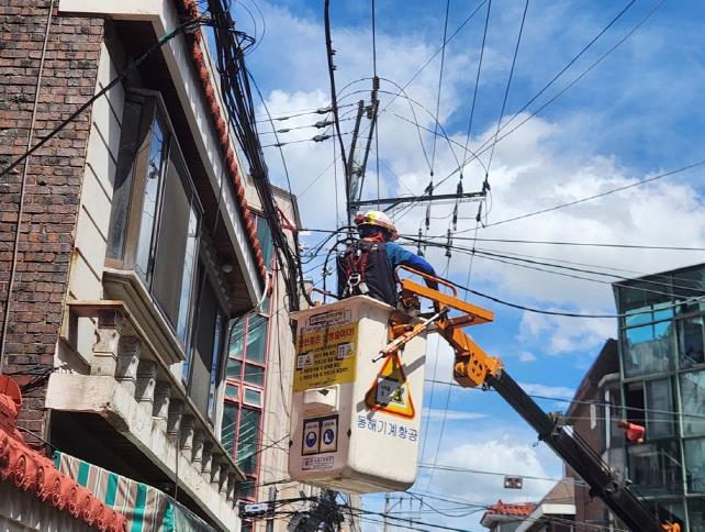 합동점검반이 공중선 안전점검을 실시하고 있는 모습.