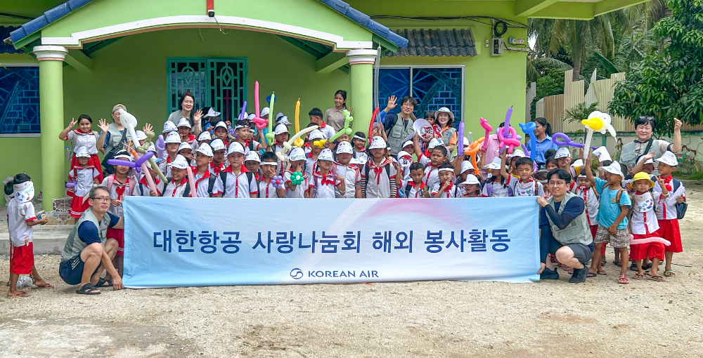 봉사활동에 참여한 대한항공 임직원들이 기념촬영을 하는 모습.(사진=대한항공)
