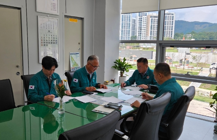 윤석훈 공원녹지본부장이 16일 산사태 대응을 위한 상황판단회의를 주재하고 있다