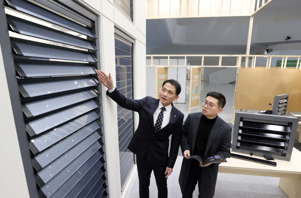 KS 인증을 획득한 LX하우시스의 '솔라시스템 루버'.(사진=LX하우시스)