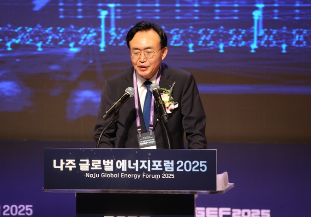 윤병태 시장이 글로벌 에너지포럼 개회사를 하고 있다.