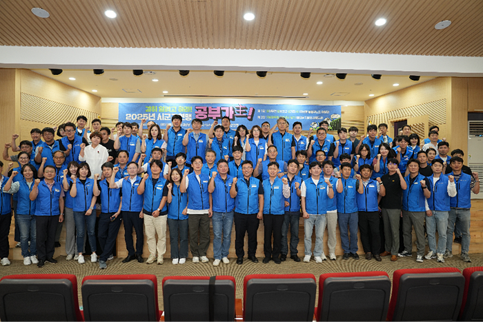 전국시군구공무원노동조합연맹은 9월 17일 천안한들문화센터에서 2025년 시군구연맹 공부가주를 마무리하고 기념촬영.(사진제공=시군구연맹)