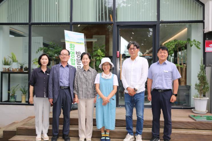 18일 태안군을 찾은 김영 충청남도농업기술원장(1번 사진 왼쪽에서 세 번째).