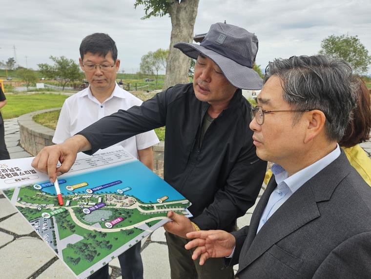 강상구 부시장(오른쪽)이 영산강정원을 방문해 축제 준비 현황 보고를 받고 있다.