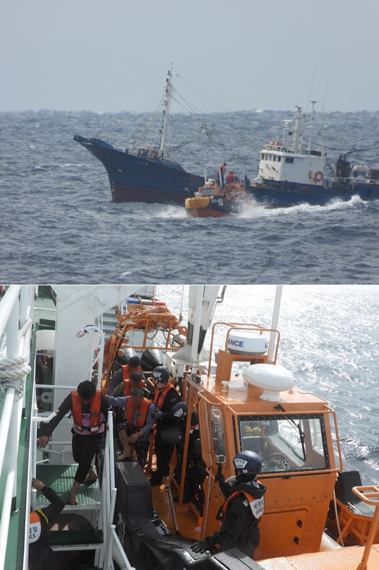 사고 해역에서 구조된 선원을 해양경찰 경비함정으로 이송하고 있다.(제공=울산해경)