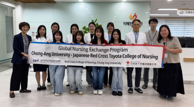 남양주시에 일본 도요타 적십자간호대학교 학생들이 한국의 보건 행정과 지역사회 간호체계를 국제적으로 공유하기 위해 방문하여 기념촬영을 하고 있다