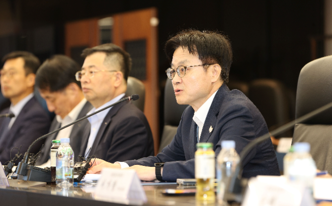 산업통상자원부와 KOTRA는 9월 22일 美 관세조치 관련 종합대응을 위한 ‘현장밀착형 지원체계’를 가동한다고 밝혔다. ‘철강 파생상품 기업 지원 간담회’에서 김정관 산업통상자원부 장관이 모두발언을 하고 있다. 사진=KOTRA